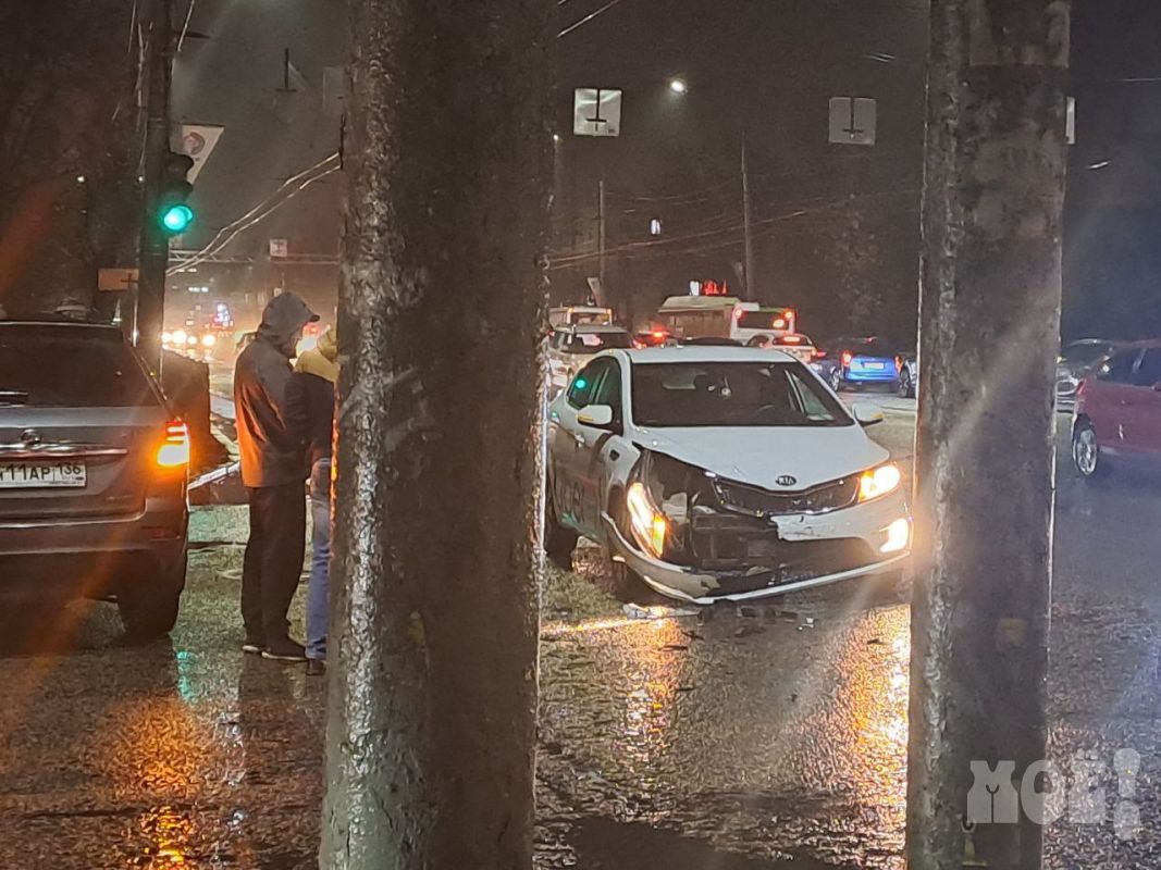 Авария с такси произошла на оживлённой дороге в Воронеже