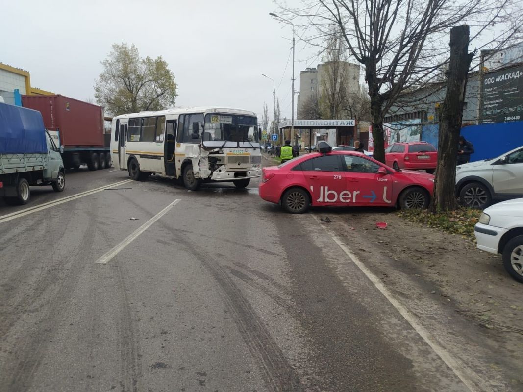 «ПАЗик» и такси столкнулись в Воронеже
