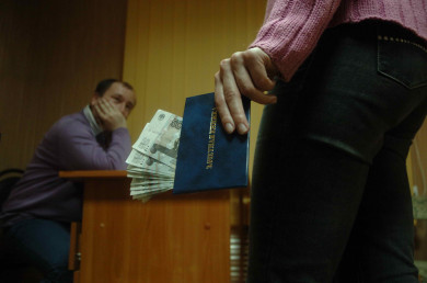 Бывшего доцента воронежского вуза посадили за многотысячные взятки от студентов