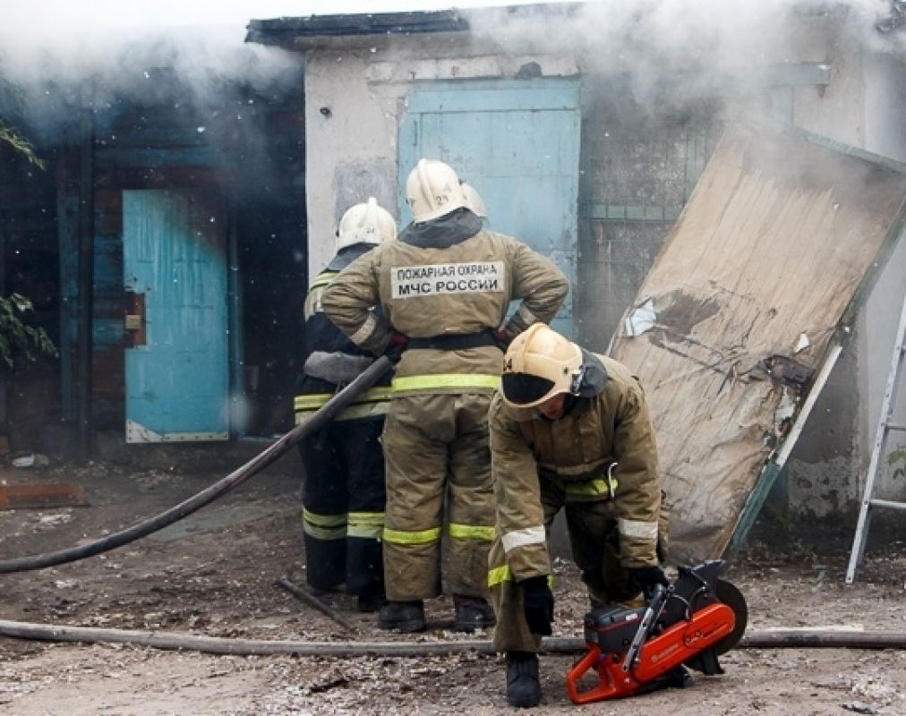 В Воронежской области вспыхнула надворная постройка: пострадал мужчина
