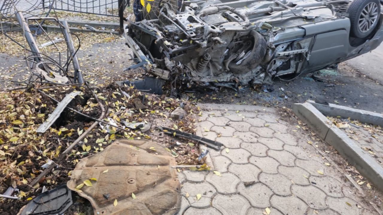 В Воронеже водитель иномарки снёс забор и&nbsp;дерево: есть пострадавший