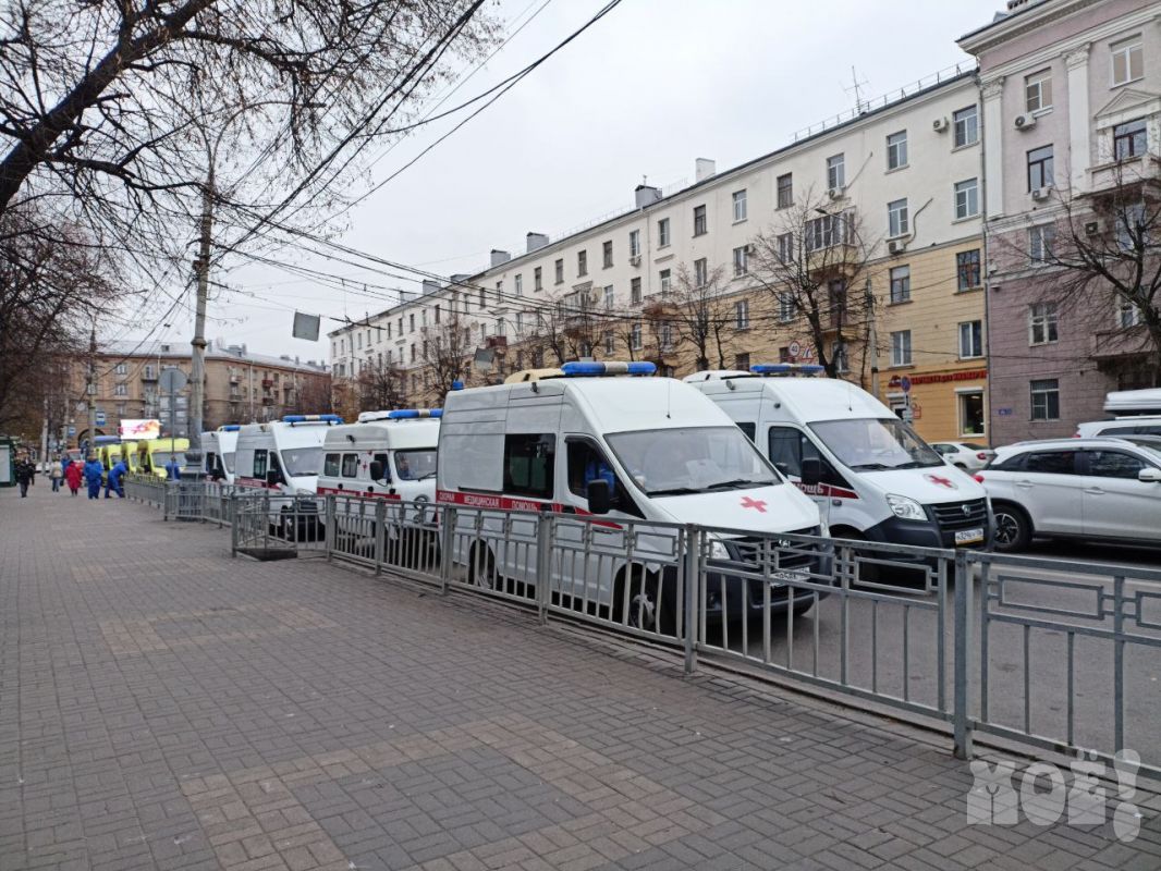 Скорые и реанимобили массово съехались к вокзалу в Воронеже