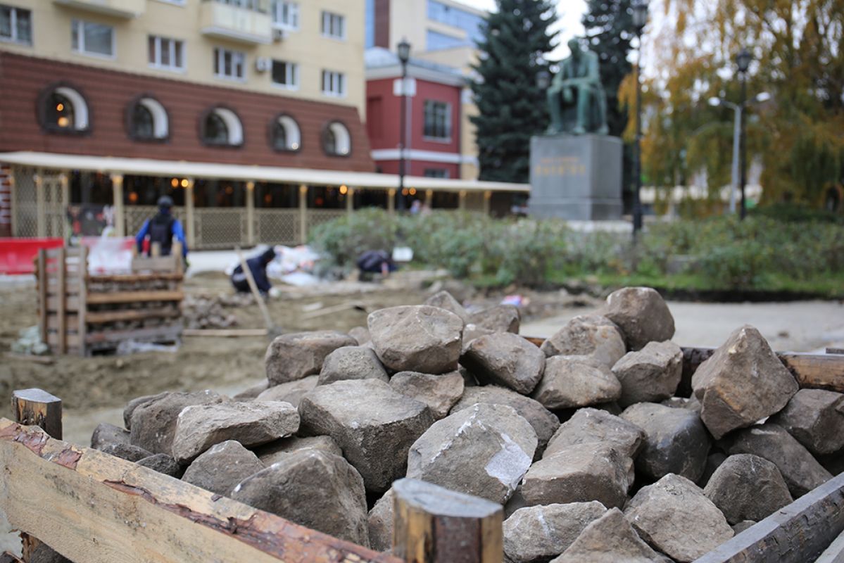 У памятника Никитину в Воронеже начали укладывать старинную брусчатку&nbsp;