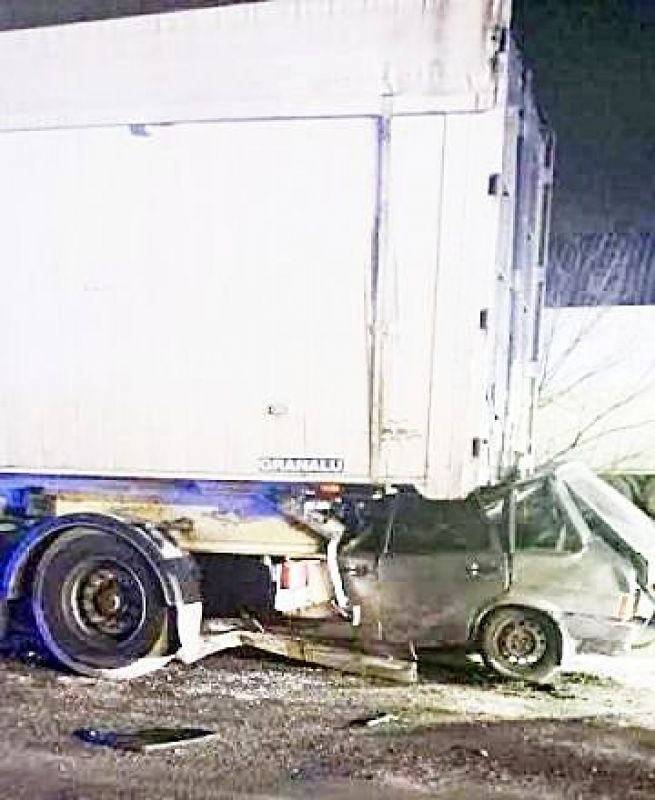 Житель Воронежской области за&nbsp;рулём ВАЗа погиб, врезавшись в&nbsp;припаркованный грузовик