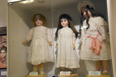 «В таких кукол играли дочери Николая II»: в Воронеже открылась выставка уникальных игрушек