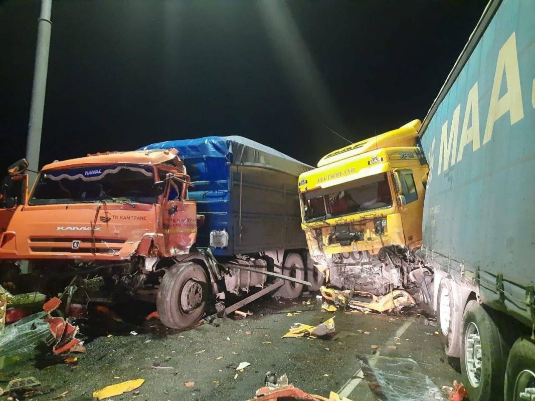 Два человека погибли в массовом ДТП с грузовиками на трассе в Воронежской области