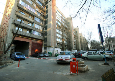 В Воронеже парень скрестил шлагбаумы во дворе дома (ВИДЕО)