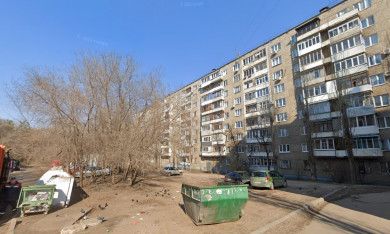 Воронежцы попросили заменить мусорки во дворе на детскую площадку