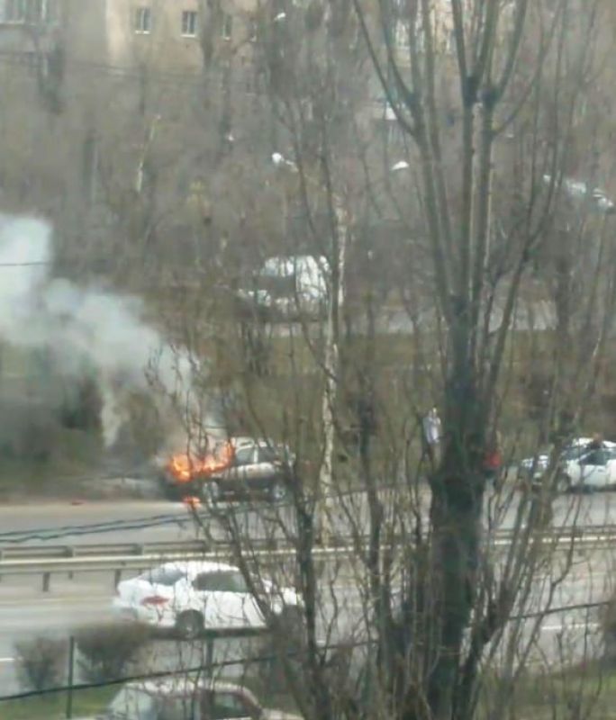 Автомобиль вспыхнул посреди дороги в Воронеже