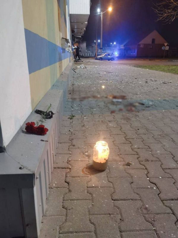 В белгородском Шебекино начали приносить цветы на место, где из-за обстрела погибли люди