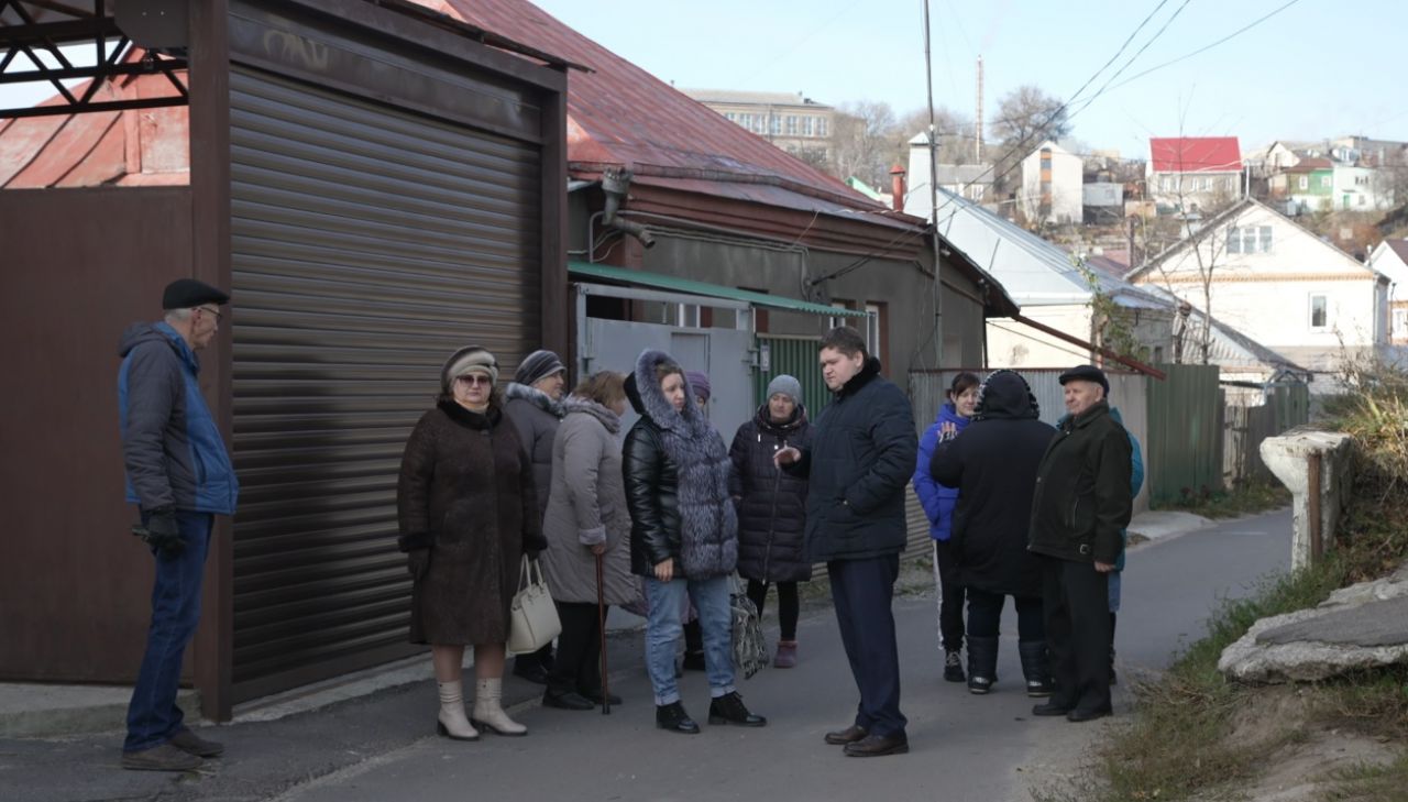 Жители Чижовки попросили депутата Гордумы решить проблемы с благоустройством