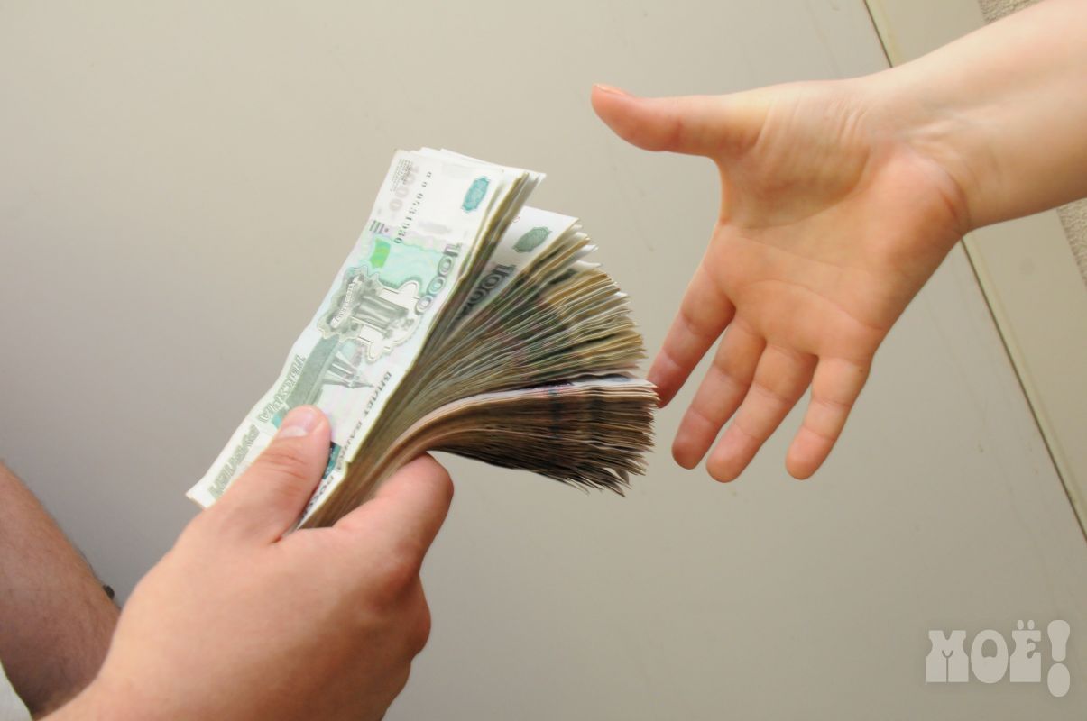 С осуждённого за взятки воронежского экс-полицейского взыскали 1 млн рублей