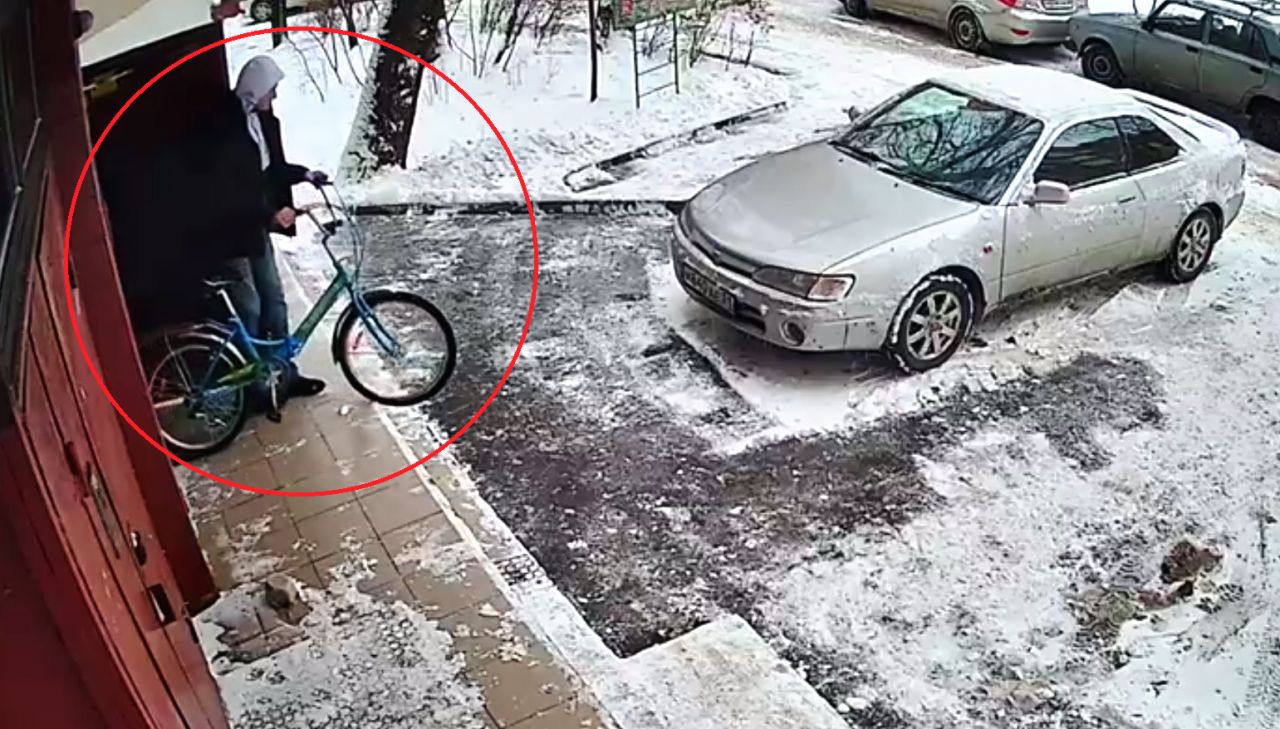 <p>Мужчина с украденным велосипедом</p>