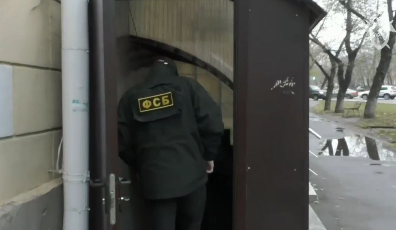 <p>кадр из видео с задержанием подозреваемых</p>