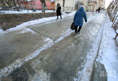 Предупреждение о гололёде продлили в Воронежской области