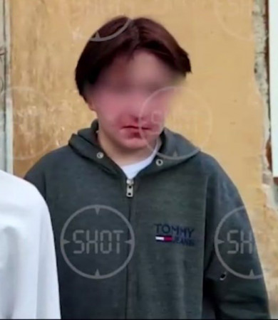 Осудили подростка, снимавшего на камеру парня, который мочился на могилы в Воронеже