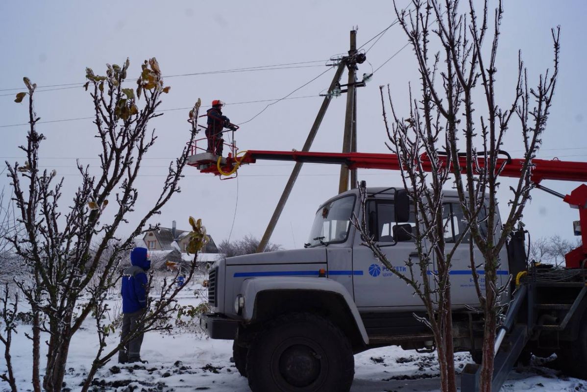 Воронежские энергетики закончили ремонт сетей, работу которых нарушил «ледяной дождь»