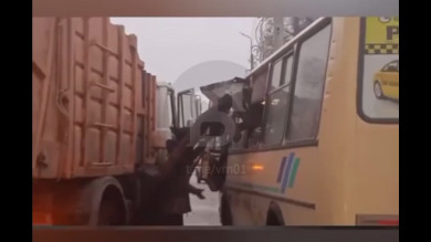 Стрела мусоровоза упала на пассажирский ПАЗ в Борисоглебске: есть пострадавшая