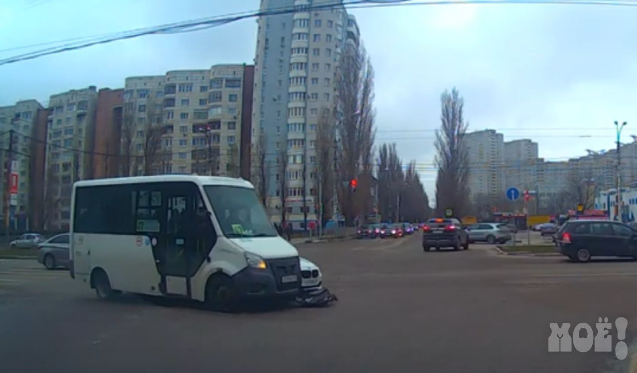 В Воронеже водитель BMW нарушил ПДД — его протаранила маршрутка
