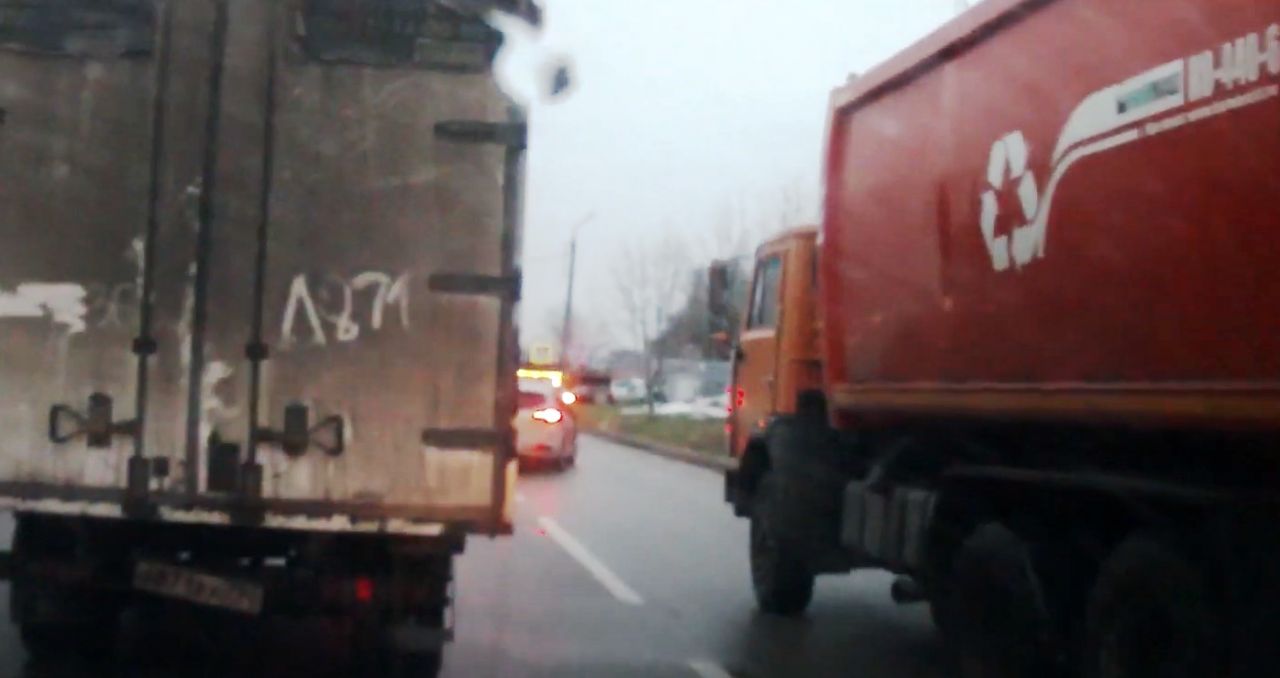 «Мусоровозу можно всё»: опасное вождение едва не закончилось ДТП в Воронеже