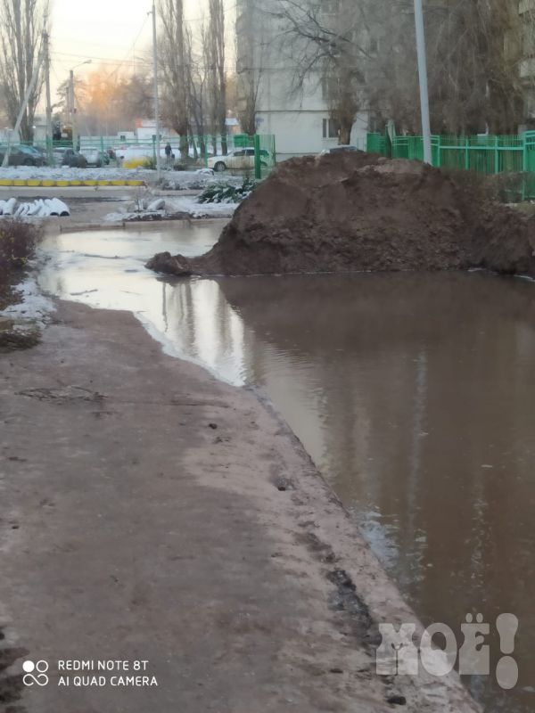 «Мы плывём»: в Воронеже при минусовой температуре образовался «ручей»