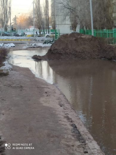«Мы плывём»: в Воронеже при минусовой температуре образовался «ручей»