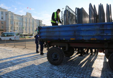 На площади Ленина начали готовиться к монтажу новогодних украшений за 65 млн рублей