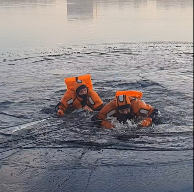 Спасатели показали, насколько на Воронежском водохранилище тонкий лёд