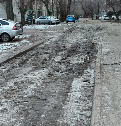 Ямы и глыбы льда: воронежцев ужаснула дорога к школе в Левобережном районе