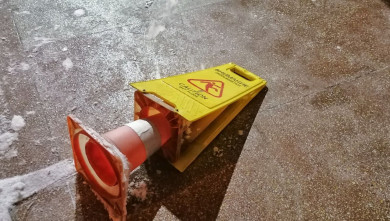 «Не забудьте захватить коньки!» Воронеж превратился в каток после зимнего дождя