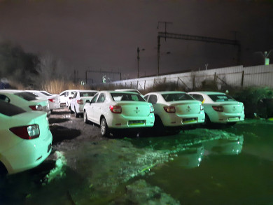 Круглосуточная стоянка таксистов перегородила дорогу у железнодорожной станции в Воронеже