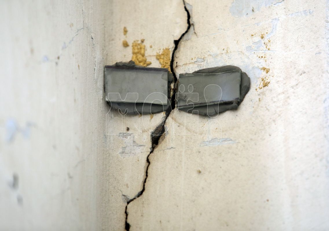 <p>Заставочное фото. На снимке маячок — приспособление, которое управляющие компании устанавливают в&nbsp;ветхих домах на&nbsp;трещинах, чтобы определить, расширяются те или&nbsp;нет</p>