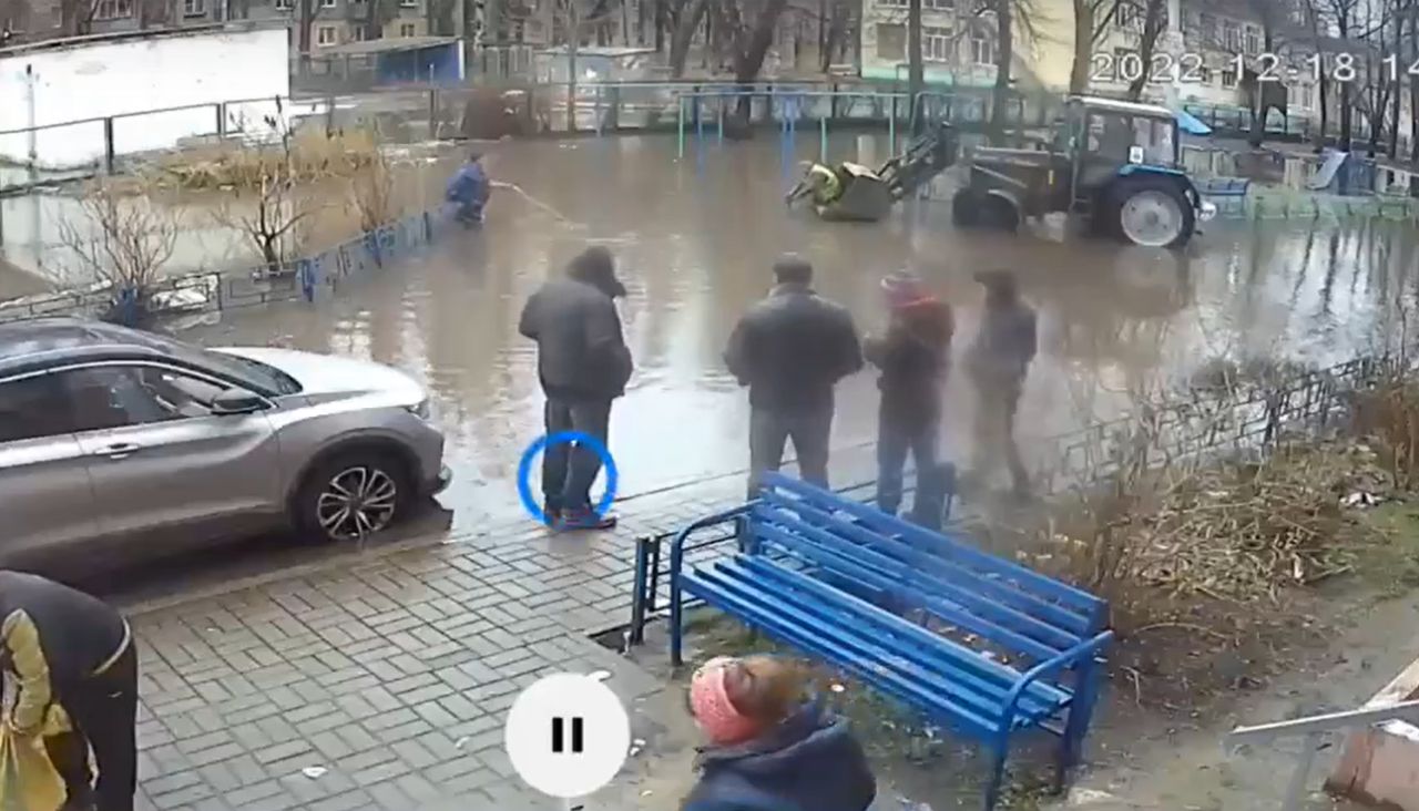«Вода стоит уже три дня»: в Воронеже затопило двор многоэтажки