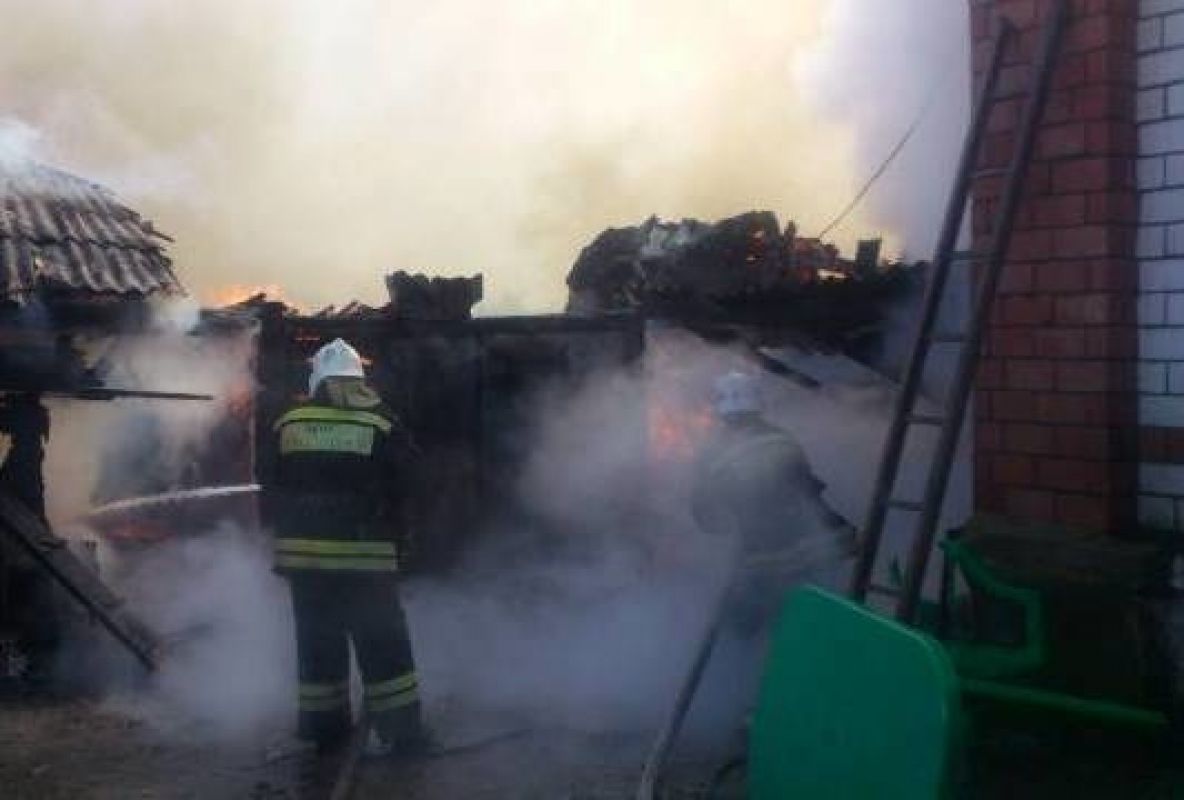 В Коминтерновском районе сгорели семь хозяйственных построек