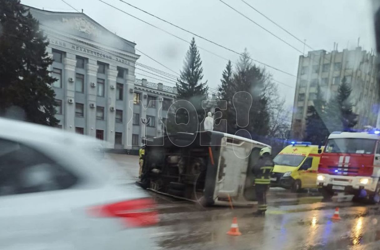 Маршрутка опрокинулась на бок посреди улицы в Воронеже