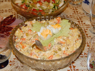 «Колбаса может заставить организм стареть быстрее». Врач рассказала, как составить полезное новогоднее меню