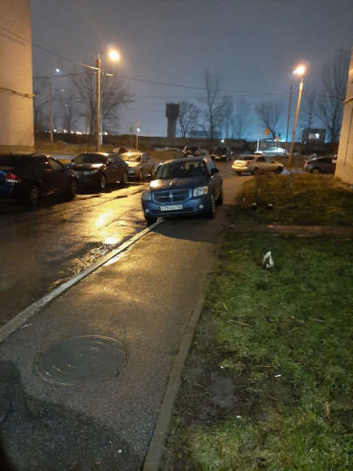 Автохам припарковался на тротуаре в полупустом дворе в Воронеже