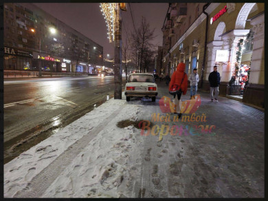 «Жигули» припарковали на тротуаре в центре Воронежа