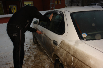 Воронежец разбил стекло припаркованного автомобиля и украл оттуда вещи на 150 тысяч рублей