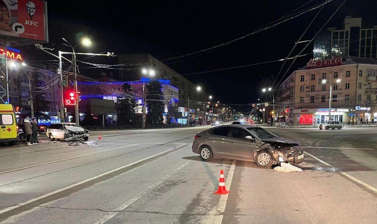 Три человека пострадали в аварии с двумя иномарками около «Галереи Чижова»