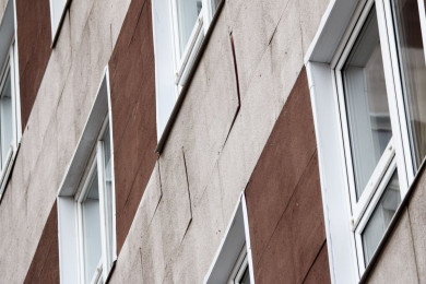 Труп 19-летней девушки нашли под окнами многоэтажки в Воронежской области