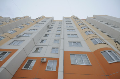 25-летняя мать выпала из окна многоэтажки с двухмесячным сыном