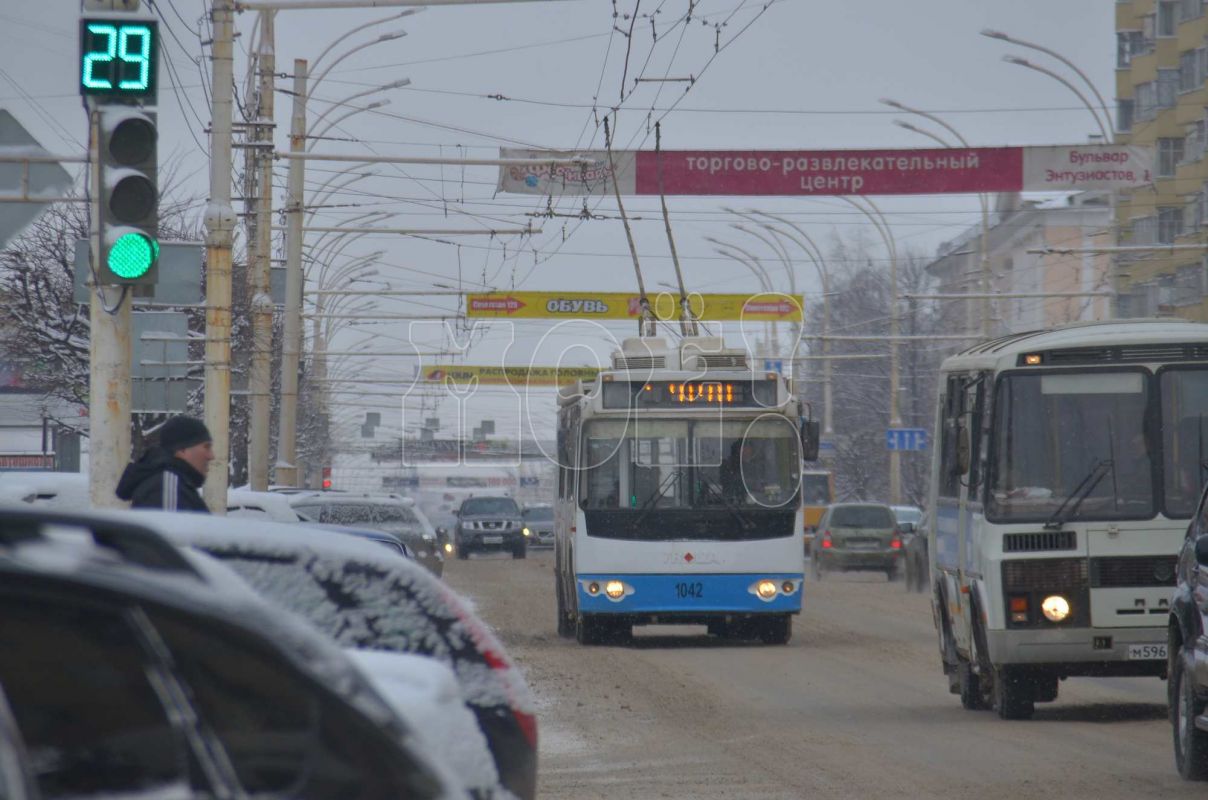Из-за ледяного дождя приостановили работу воронежских троллейбусов