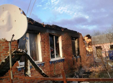 Жилой дом загорелся после попадания снаряда в Белгородской области