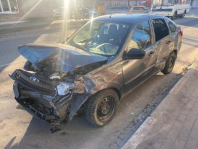 Водитель «Лады» врезался в легковушку на перекрёстке — пострадали два человека