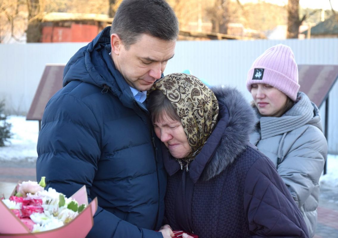 <p>Мама погибшего солдата с главой администрации Дмитрием Масловым</p>
