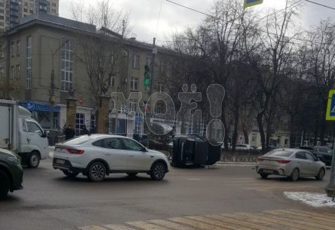 Улицу в&nbsp;центре Воронежа сковало пробкой из-за ДТП с&nbsp;перевернувшимся авто