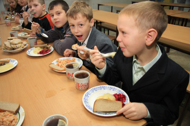 «У третьеклассника отобрали бутерброд и раскидали его по всей столовой»