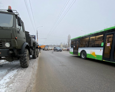 КамАЗ врезался в автобус на мосту в Воронеже