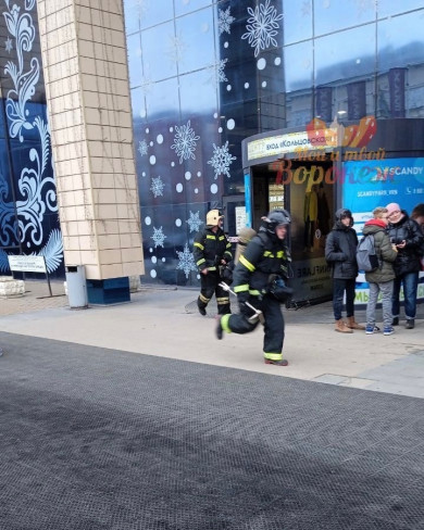 «Уходите, что вы лупитесь!» Воронежский ТЦ эвакуируют из-за пожара